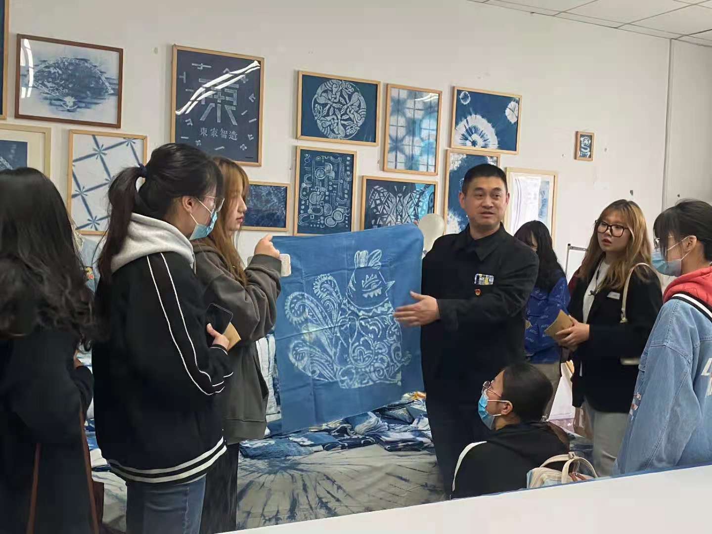 攜手并進(jìn)，共繪藝設(shè)新篇——江蘇大學(xué)藝術(shù)學(xué)院師生赴藝術(shù)設(shè)計(jì)學(xué)院考察交流活動(dòng)紀(jì)實(shí)